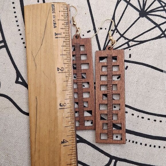 Brown wood earrings rectangular hollowed out drop carved skyscraper earrings - Picture 5 of 5